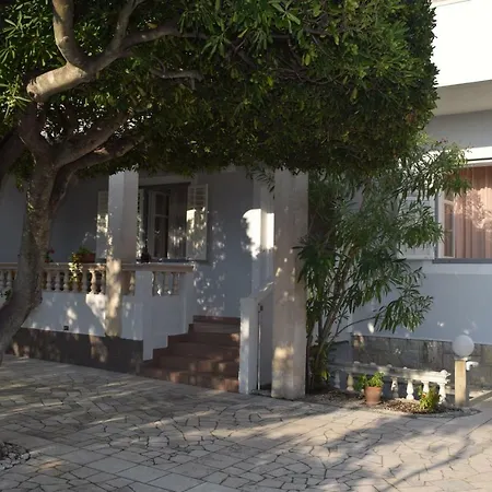 Andela I Mladen Debelic Apartment Rab Town